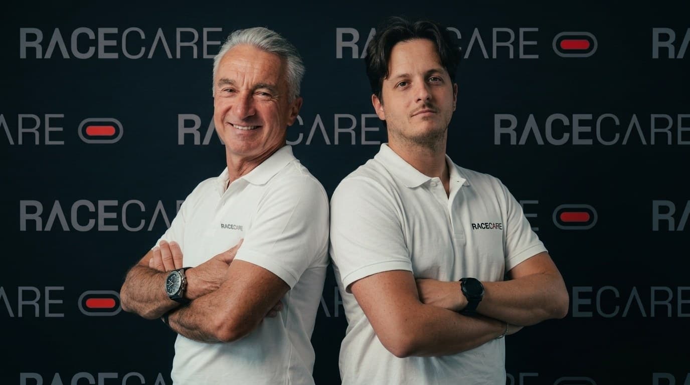 Marc et François Kerjean, dos à dos, bras croisés, devant le mur aux couleurs de Race Care